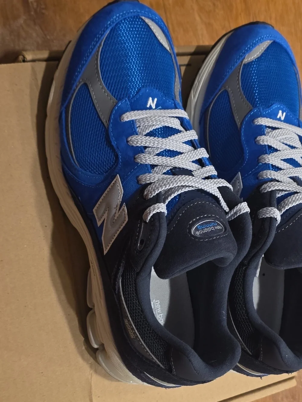 size 10 M new balance sneakers men’s blue and white which tag